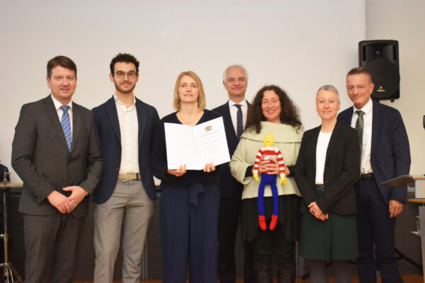 Urkundenübergabe_Foto_copyright ROB